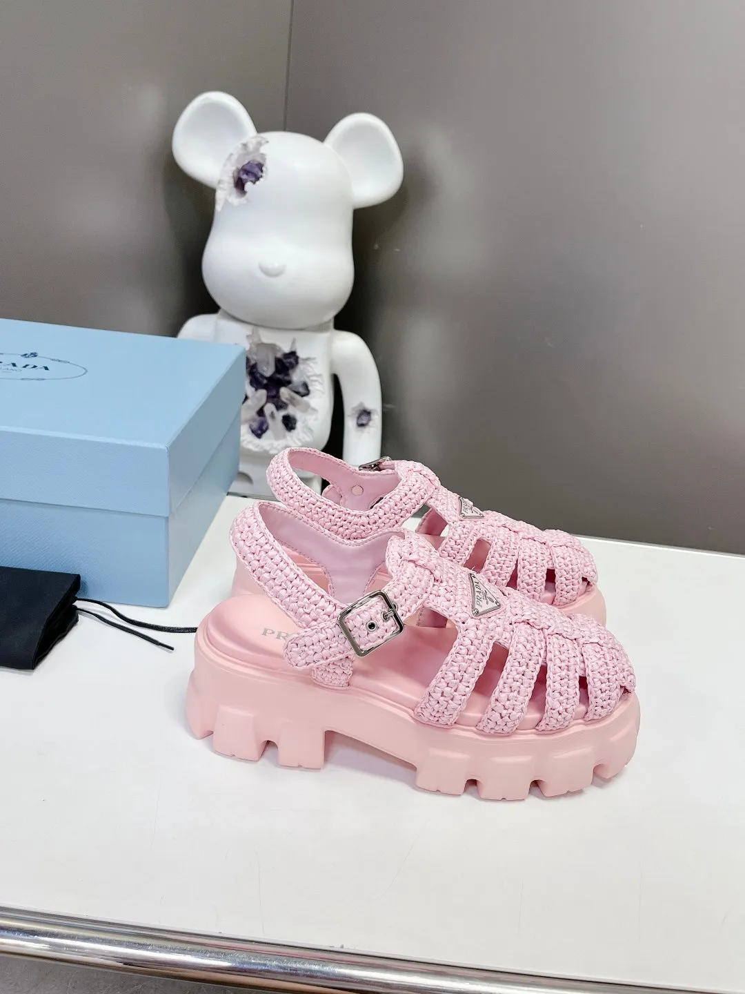 👟👟Ex-factory price 640👟👟 Straw 2023 exclusive version super hot🎊🎊🎊hot prada Prada cage shoes sawtooth Roman braided thick-soled rubber sandals retro fashionable and avant-garde gear teeth 55mm Thick-soled soles, the upper perfectly restores the original craftsmanship, and is made of purely hand-woven uppers. The cost is extremely high, making the whole pair of shoes light and comfortable, full of holiday feel, and bright colors 💐💐💐💐 to satisfy a variety of choices for fashionable people with different styles! The iconic metal triangle logo is paired with the shape of ancient beach sandals. Every design element is fashionable! Code number 35-40